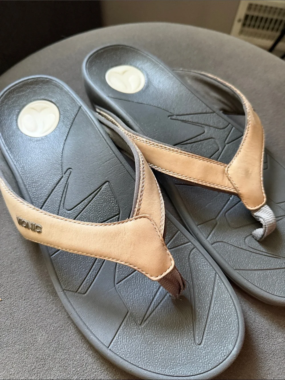 Vionic Tan Mens 11 Leather Flip Flop Sandals Summer Beach Coastal